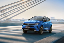Novo Opel Grandland  - SUV compacto: versões híbridas ‘plug-in’ também com tração integral