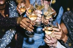 Moxy Alfragide Lisboa despede-se de 2025 com uma Rockstar Party cheia de música, sabor e atitude - Uma experiência irreverente e descontraída, aberta a hóspedes e público externo