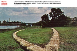 Detalhe de postal com fotografia da obra ANGELLIPSE de Carl Andre, da série «199 Hay Bales», instalada no A.R.E.A. Project, Wards Island, Nova Iorque, 1979.