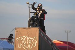 Piloto Colby Raha bate recorde mundial com salto histórico em Harley-Davidson