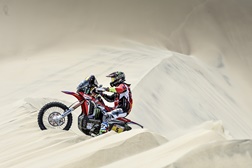 Joan Barreda voa nas dunas de Pisco e assume a liderança