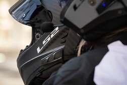 LS2 lança intercomunicador Spectrum EVO com controlo por voz e interação até quatro motociclistas