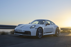 Novo 911 Carrera T em versões coupé e cabriolet - Transmissão manual e pela primeira vez disponível em versão cabriolet