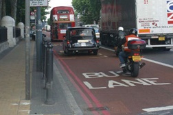 Em Londres os motociclos utilizam a via Bus