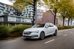 Já chegou o Škoda Superb IV  - Híbrido plug-in com 850 km de autonomia