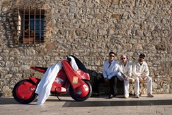 J Balvin e DAB Motors surpreendem com lançamento de moto elétrica inovadora em plena Toscana