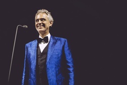 Andrea Bocelli atua na cerimónia de abertura do Euro 2020