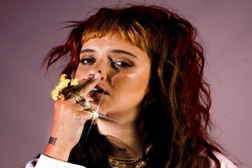 Curta-metragem de Carolina Deslandes ultrapassa as 200 mil visualizações no YouTube - “Mulher” representa várias gerações de mulheres vítimas de violência doméstica.