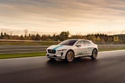 E que tal uma volta num “Taxi de Corrida”? - Pode fazê-lo com o i-Pace da Jaguar na pista de Nürburgring