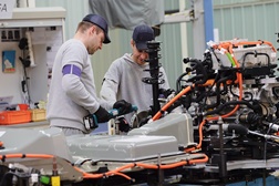 Nos bastidores da produção dos modelos eletrificados da Peugeot - Produção e testes das baterias usadas nos Plug-ins e 100% elétricos