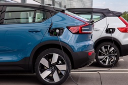Automóveis eletrificados Volvo Recharge populares em Portugal - Penetração nacional é superior à média europeia e mundial da marca