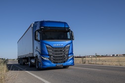 Quem disse que os motoristas de camião não sabem cantar? - IVECO lança novo IVECO S-WAY, o camião de longa distância