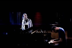 Salvador Sobral arranca 2017 com novas datas de apresentação do álbum de estreia "Excuse Me"