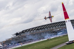 Red Bull Air Race World Championship: Paul Bonhomme mais perto do título 
