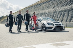 Duviziozo e Lorenzo ao volante do Cupra TCR