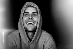 Justin Bieber lança novo single "Honest" com a participação de Don Toliver