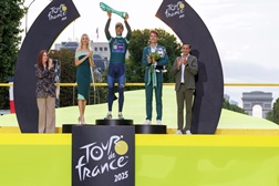 Vencedor da 112.ª edição da volta a França, Tadej Pogačar, recebe troféu de cristal concebido pela Škoda design - A Škoda é também parceira oficial da Volta a França Feminina com Zwift