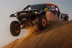 Toyota Gazoo Racing preparada para o Dakar 2025  - Com seis DKR HILUX EVO