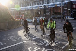 Londres testa semáforos que se mantêm verdes mais tempo para os ciclistas