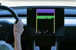 A Tesla adiciona dois novos jogos ao seu ecrã de consola - Agora vão ficar disponíveis “2048” e “Super Breakout” da Atari