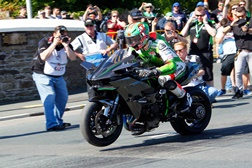 Kawasaki H2R bate record na Ilha de Man