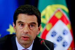 Vítor Gaspar diz que portugueses pagam poucos impostos para o que exigem do Estado