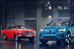 Volvo C40 Recharge e Volvo P1800 ligados pelo design  - Separados por 60 anos representam duas gerações distintas