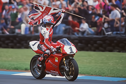 Carl Fogarty celebrado no Festival de Velocidade de Goodwood 2025 (onde também há leilões) - 2 Honda históricas à venda