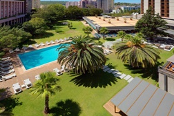 Lisbon Marriott Hotel propõe piscina e brunch sem sair da cidade