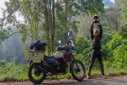 Youtuber Itchy Boots apresenta nova moto para as suas aventuras mundiais