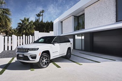 Novíssimo Grand Cherokee em grande destaque entre a gama completa Jeep® 4xe - O primeiro Grand Cherokee 4xe plug-in de sempre