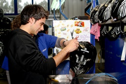Miguel Oliveira visita fábrica de capacetes da Shark