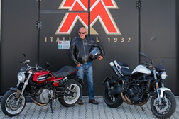 Contacto Moto Morini Milano e Corsaro ZT em visita à fábrica de Pavia