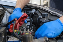 As quatro causas mais comuns para as fugas de óleo - Euromaster alerta que uma fuga de óleo pode causar uma avaria grave no motor