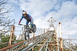 Dougie Lampkin tira a ferrugem de um parque de diversões abandonado