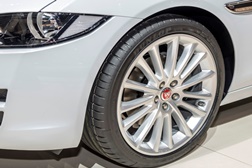 Novo Jaguar XE equipado com pneus Dunlop