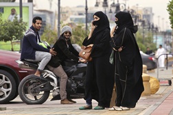 Mulheres vão poder conduzir motos na Arábia Saudita