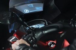 Samsung lança ecrã de moto inteligente que comunica com Smartphone 