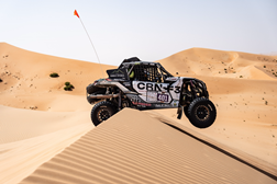 Alexandre Pinto e Bernardo Oliveira no pódio em etapa do Abu Dhabi Desert Challenge - Dupla da Old Friends Rally Team poderá ter ganho a etapa após revisão do tempo gasto a assistir concorrente
