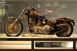 Museu da Harley-Davidson expõe mota levada pelo tsunami no Japão