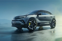 O mais rápido dos Opel totalmente elétricos: revelado o impressionante Opel Mokka GSE - Potência máxima de 207 kW (280 cv), binário de 345 Nm, velocidade máxima de 200 km/h