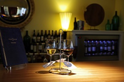 Vinhos premiados pela revista Decanter à prova no The Yeatman 