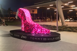 Stiletto gigante com assinatura Designer Outlet Algarve recebe turistas no Aeroporto de Faro