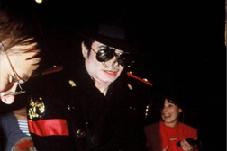 Peça autografada por Michael Jackson leiloada por mais de 26 mil euros