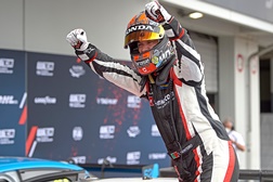 Vitória  espetacular de Tiago Monteiro  - Na primeira corrida da temporada do FIA WTCR