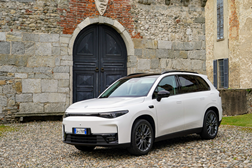 Leapmotor apresenta o C10 REEV no salão automóvel de Bruxelas de 2025 - Pela primeira vez na Europa, a tecnologia REEV (Range Extender Electric Vehicle)  autonomia total combinada superior a 950 km