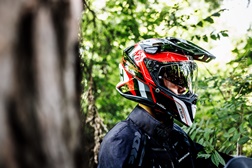 AIROH reforça gama Adventure com novos capacetes Commander 2 e Bandit