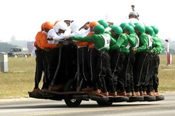 India bate recorde com 58 homens a bordo de uma moto
