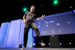 Humor e magia em palco para fazer Comédia por Uma Causa Séria