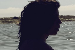 Joana Barra lança single "Tanto Faz"